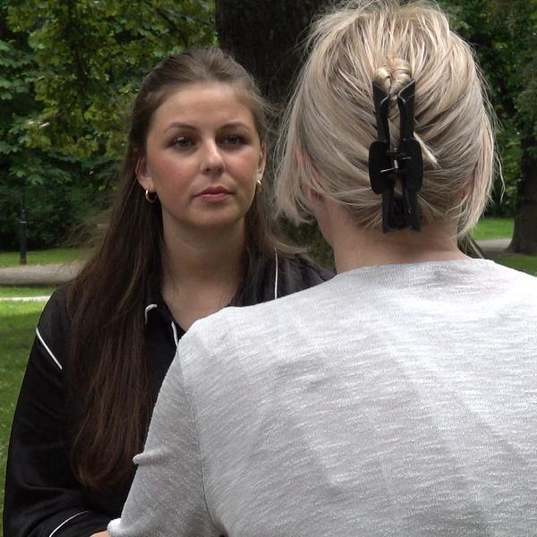 Två personer i en park.