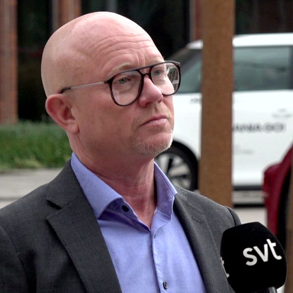 Erik Bratthall Presschef Scania pratar med SVT:s reporter