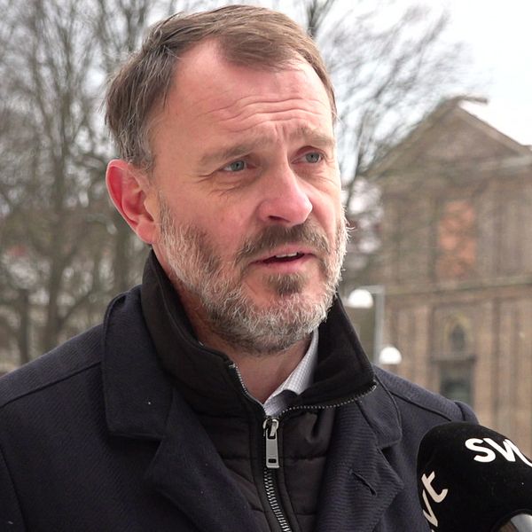 man intervjuas utomhus