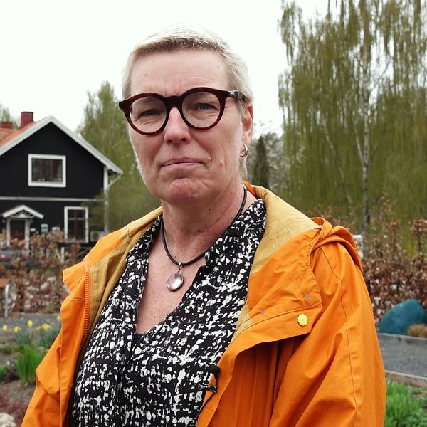 Jämshögs folkhögskolas rektor Lena Pålsson i orange jacka och svarta glasögon. Hon berättar om pedagogiskt äventyr.