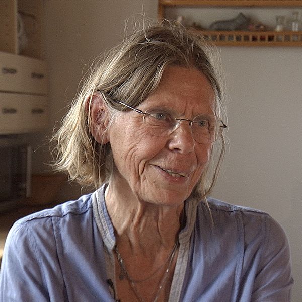 Inger Larén på en stol i sitt kök i byn Björbysätern.