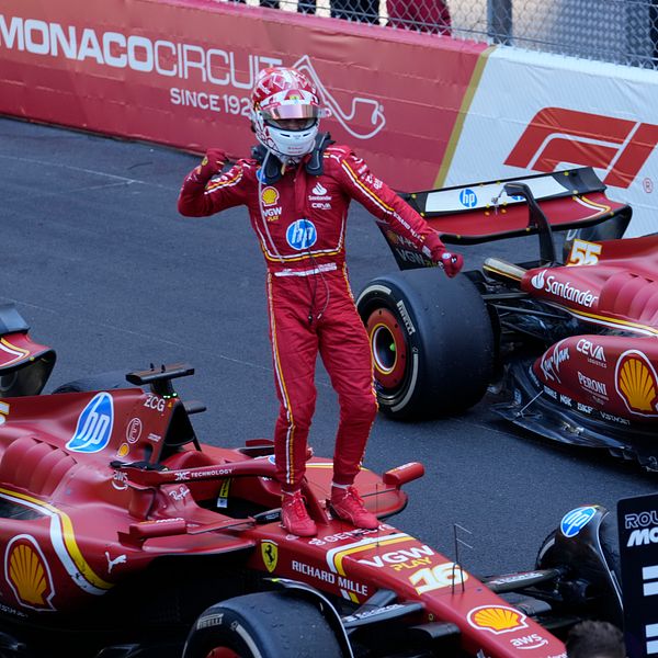 Charles Leclerc firar segern i Monaco