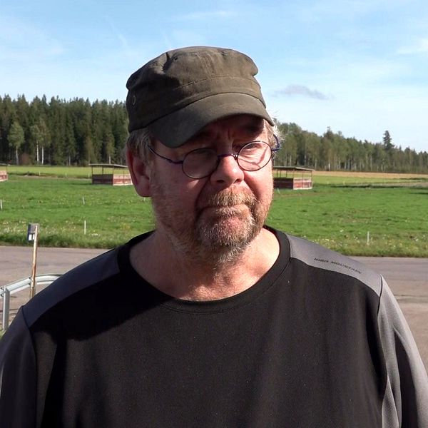 Anders Engvall står framför en tom inhängnad.