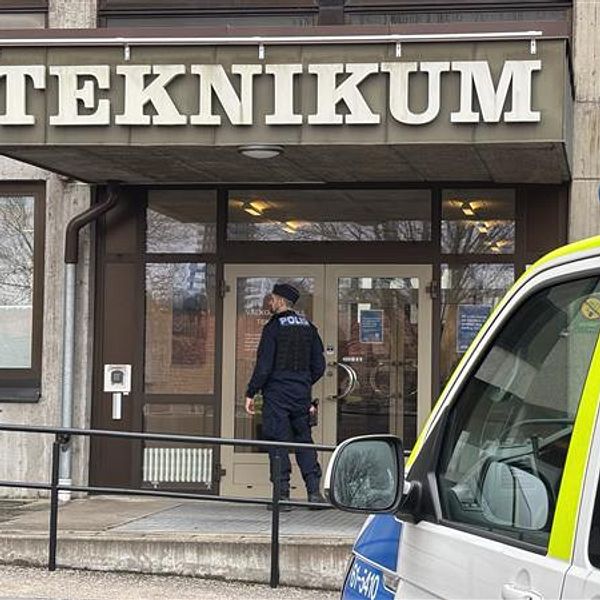 Polisbil utanför Teknikum, person går in mot ingången.