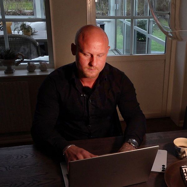 Hampus Gustafsson sitter i sina föräldrars hem i Varberg med sin dator när SVT Nyheter Halland träffar honom.