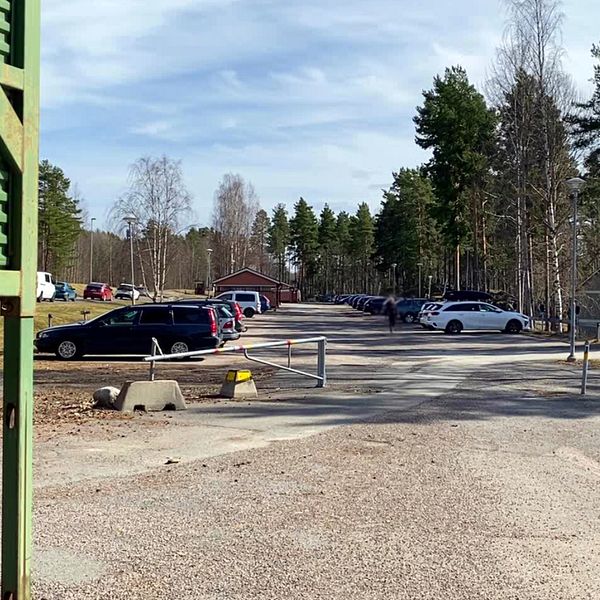 en bild över en parkering med bilar