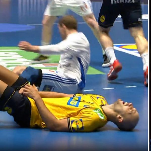 En delad bild som visar två scener från en handbollsmatch. I den vänstra sektionen ligger en spelare från Sverige på golvet efter en kollision, medan en annan spelare rör sig framåt i bakgrunden. Den högra sektionen visar en svensk spelare som ser bekymrad ut, troligtvis efter en missad chans eller ett nederlag.