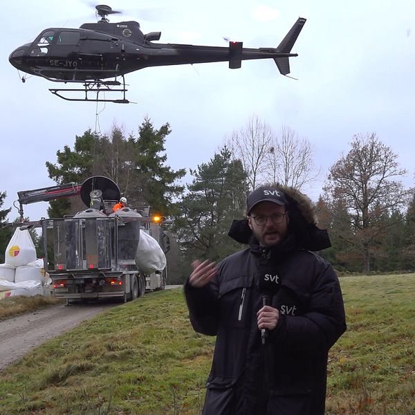 SVT Nyheter Hallands reporter Peter Osterberger står framför kalket som Länsstyrelsen använder i Simlångsdalen i Halmstads kommun.
