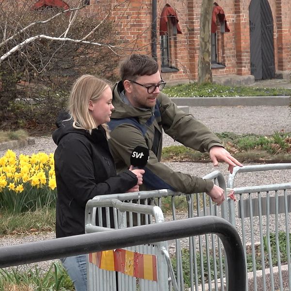 Ett långt byggstaket kan ses för kajkanten när man går vid Smörparken i Eskilstuna, staketet kan få vara kvar där till 2027.