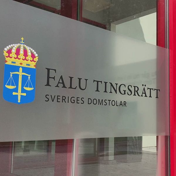 Skylt med texten Falu tingsrätt, Sveriges domstolar.