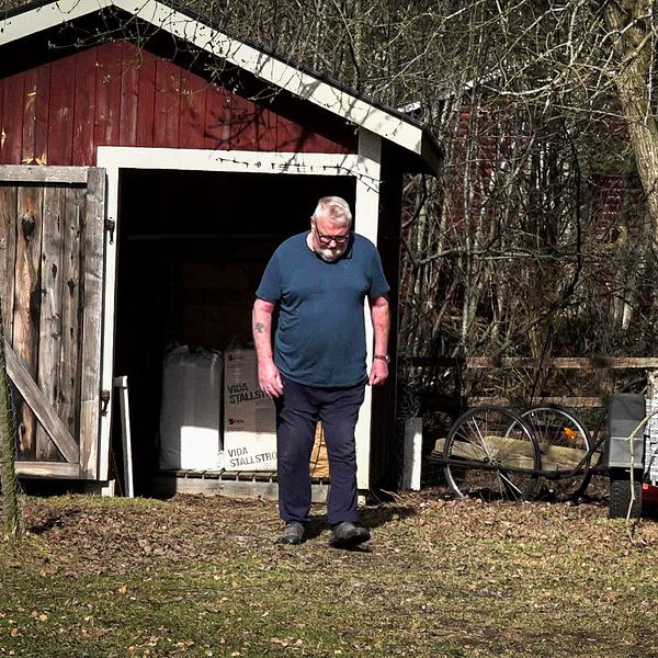 Jan Fjärrstad promenerar med lågt huvud bort från skjulet där han förvarat sin permobil, som inte längre godkänns av regionen.