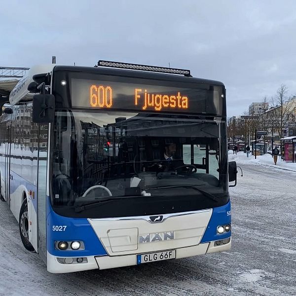 Buss lämnar busstationen i Örebro
