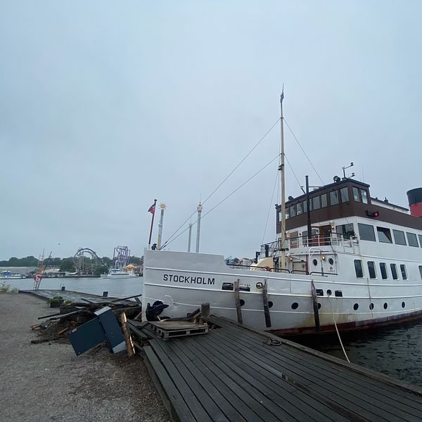 Passagerarfärja har kört in i kajen på Kastellholmen, skador syns på bryggan.