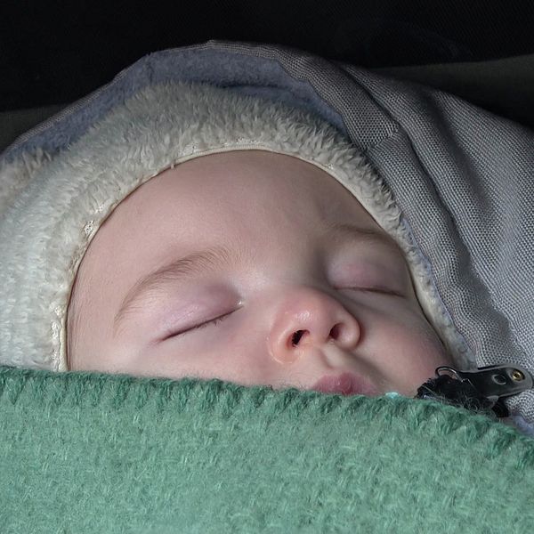 En sovande bebis i en vagn i Malmö