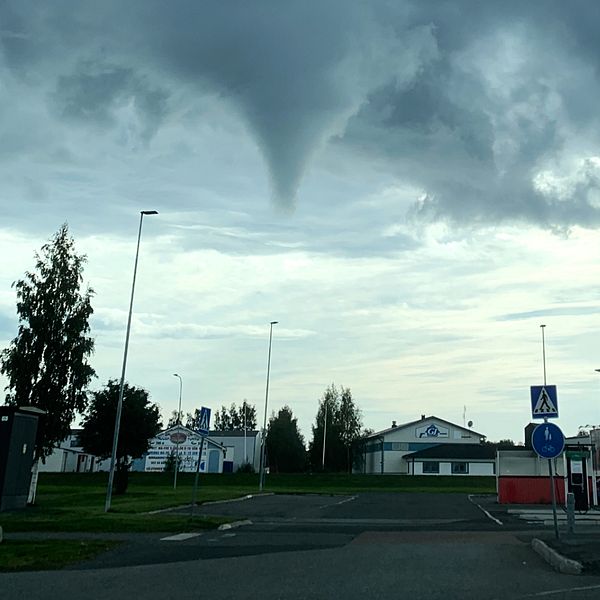 En tromb uppenbarar sig på himlen mellan Haparanda och Torneå.