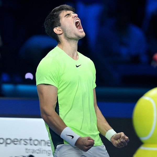 Spanjoren Carlos Alcaraz vrålar ut sin glädje efter att ha säkrat en semifinalplats i ATP-slutspelet.