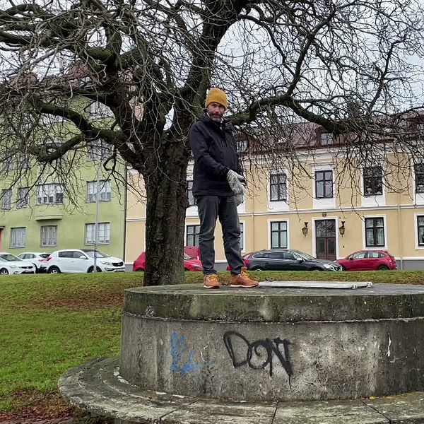 VA-ingenjören Magnus pekar på en mätare i Kristianstads kommun