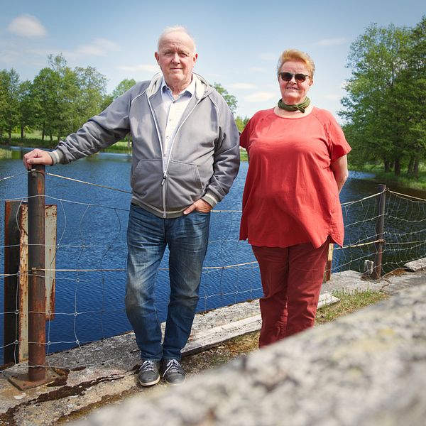 Syskonen Erik Åberg och Anna-Stina Åberg Hammarberg framför Kvarndammen i Bergby.