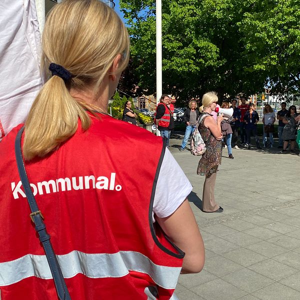 En bild på hemtjänstpersonal ståendes framför Kungsbacka stadshus