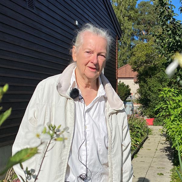 Christina Nilsson Löv står i sin trädgård i Härad