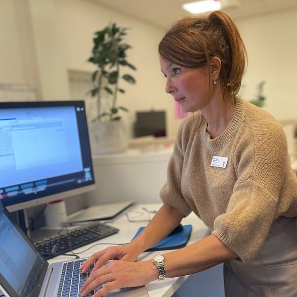 Aziza Munke och Gith Görtz, medicinskt ansvariga sjuksköterskor i Helsingborg, står vid en dator och visar hur roboten arbetar med journalerna.