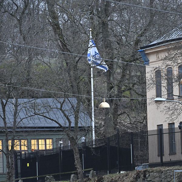 Israels flagga vajar utanför ambassaden i Stockholm.