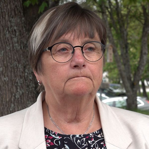 Elisabeth Karlsson står utanför regionens hus.