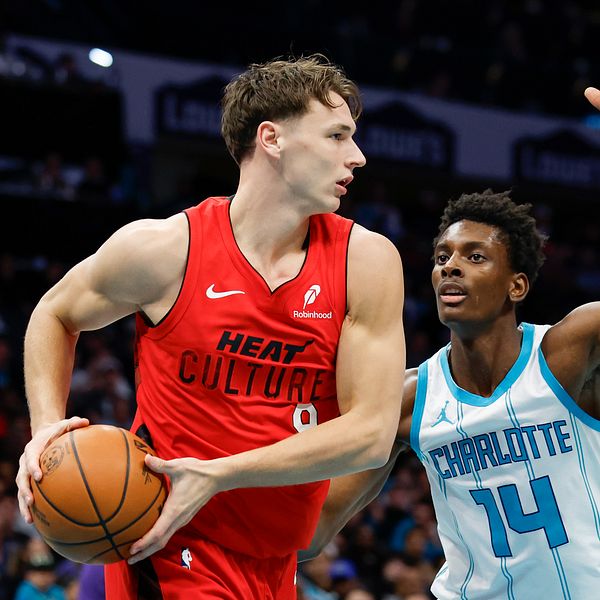 Basketspelare från Miami Heat vs. Charlotte Hornets på planen.