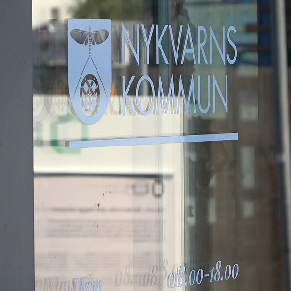 Nykvarns kommuns logga på en genomskinlig dörr