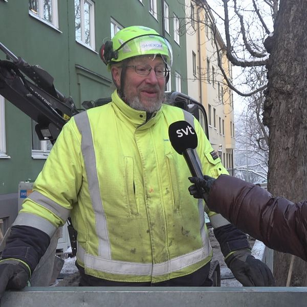 grävmaskinist på elektronisk byggarbetsplats