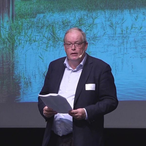 björn risinger generaldirektör Naturvårdsverket framför bild på sjö och vass