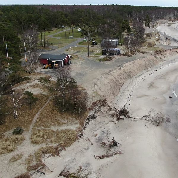 En drönarbild av en skadad strandremsa i skåne