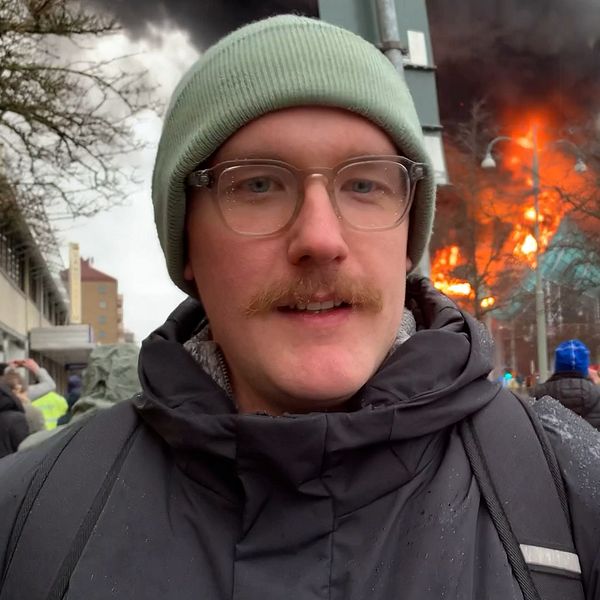Philip Jonsson står framför branden vid Lisebergs badhus.