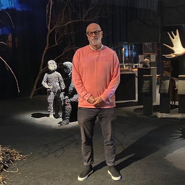 Pompe Hedengren står bland skulpturerna på utställningen Aqusnauts.