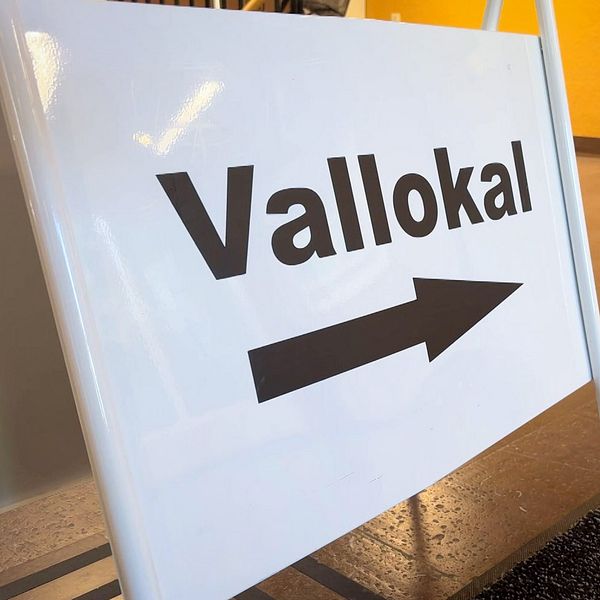 Skylt med texten Vallokal och pil i en vallokal i Hallsberg
