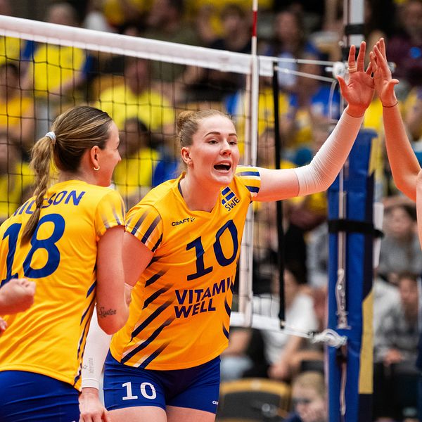 Isabelle Haak och det svenska volleybollandslaget.