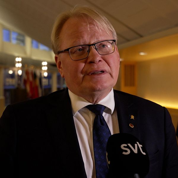 Peter Hultqvist (S) blir intervjuad i riksdagshuset.