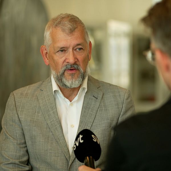 Nils Öberg blir intervjuad.