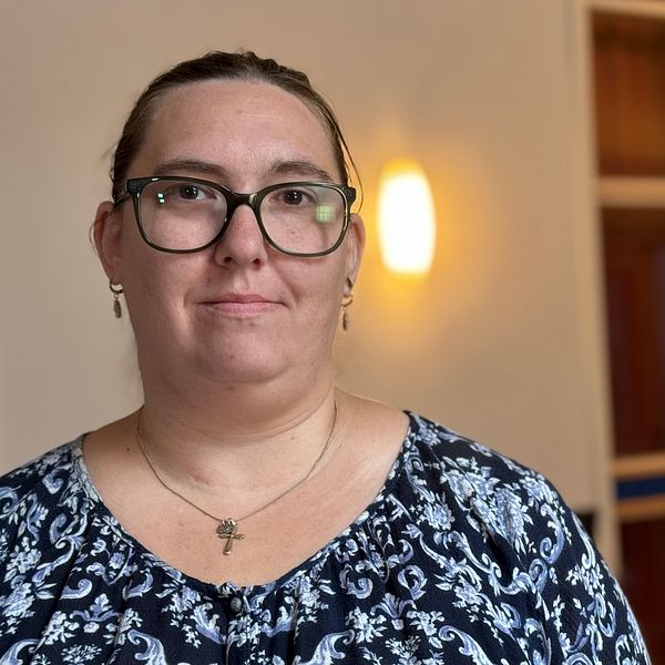 Jenny Meyer, kvinna med gasögon och mörkt hår, kollar in i kameran.