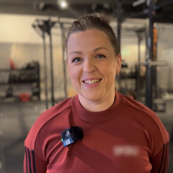 Linda Pettersson på IKSU har uppsatt hår och röda träningskläder.