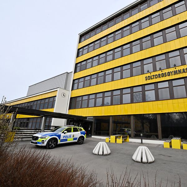 En polisbil utanför Soltorgsgymnasiet i Borlänge.