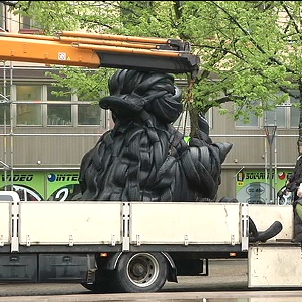 Konstverket Rubberduck av Villu Jaanisoo lyfts av från en lastbil vid Järntorget 2013.