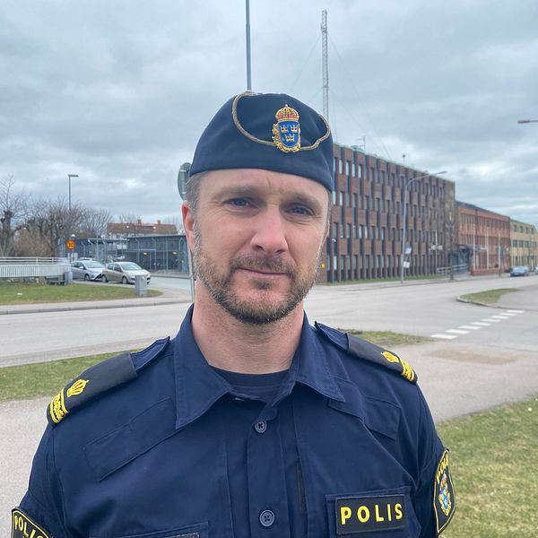 Polisinspektören Andreas Liljedahl står framför polishuset i Varberg.