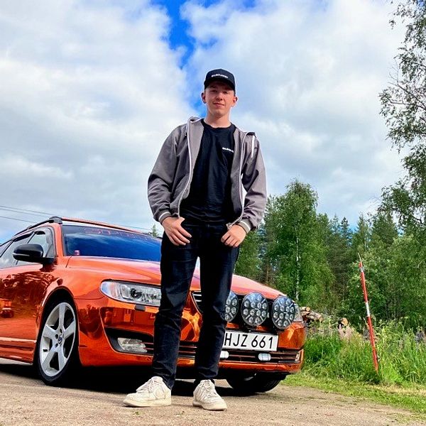 En kille i keps framför en mettalicorange epa