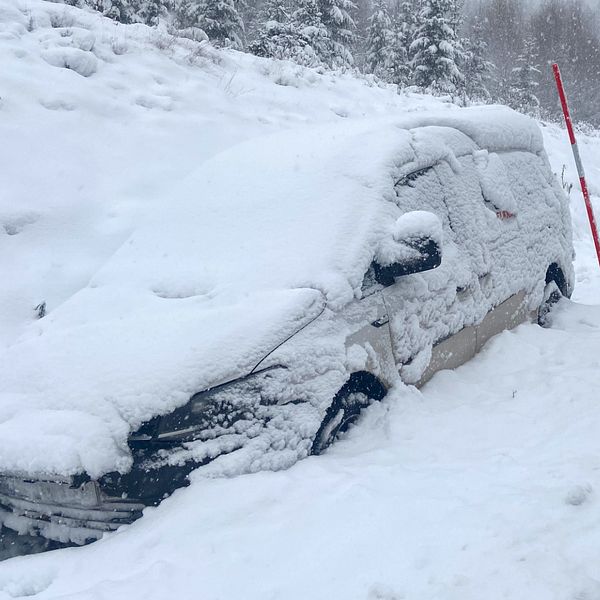 Bil i snöigt väglag som åkt i diket.