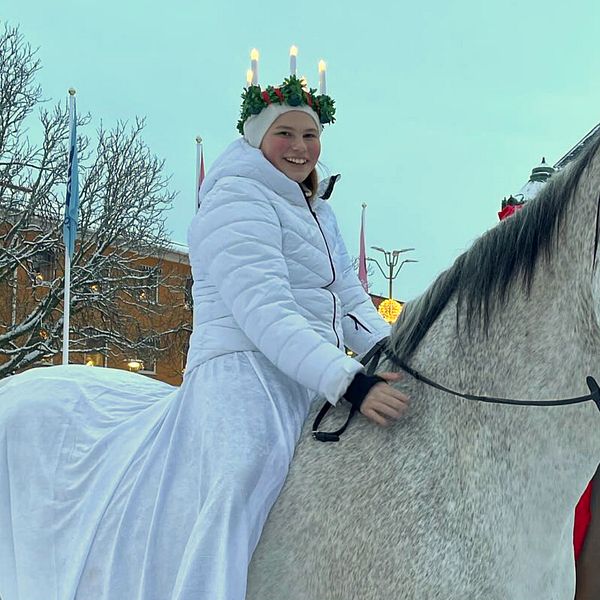 En lucia på en häst