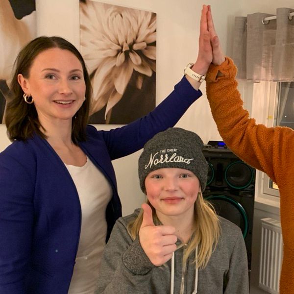 Amanda Hansson tillsammans med ungdomarna Joel Hansson och Molly Karlsson gör tummen upp för projektet Youth Up North.