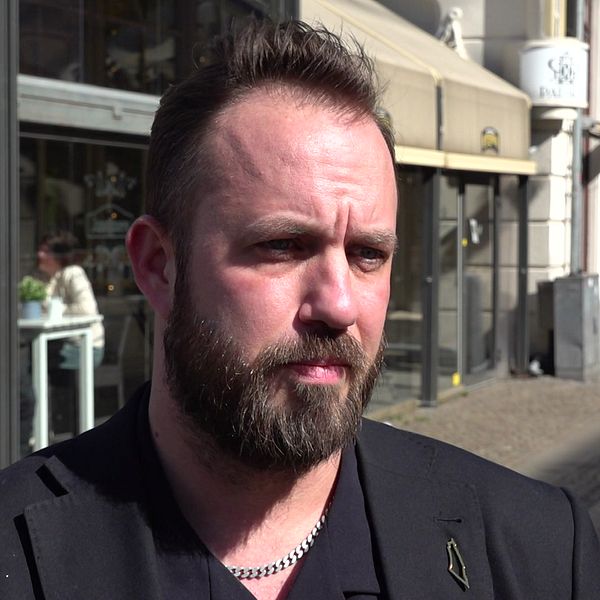 Kristofer Lundberg blir intervjuad om AW-mötet