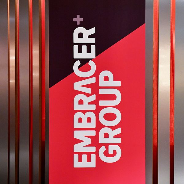 En logotyp där det står Embracer Group