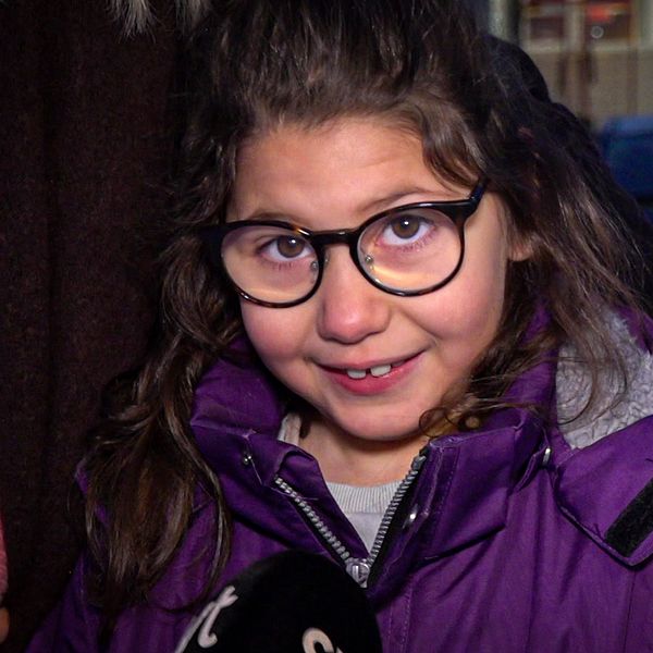 Leah är elev på Sandbackaskolan i Kungälv. Liten tjej med glasögon och lila jacka.